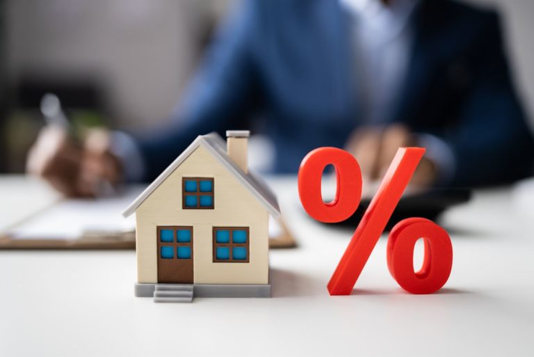 Taxa de juro implícita no crédito à habitação desceu para 0,793% em fevereiro